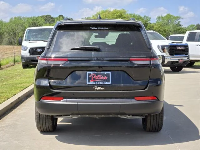 New 2026 Diamond Black Crystal Pearl-Coat Exterior Paint Jeep Limited image 4