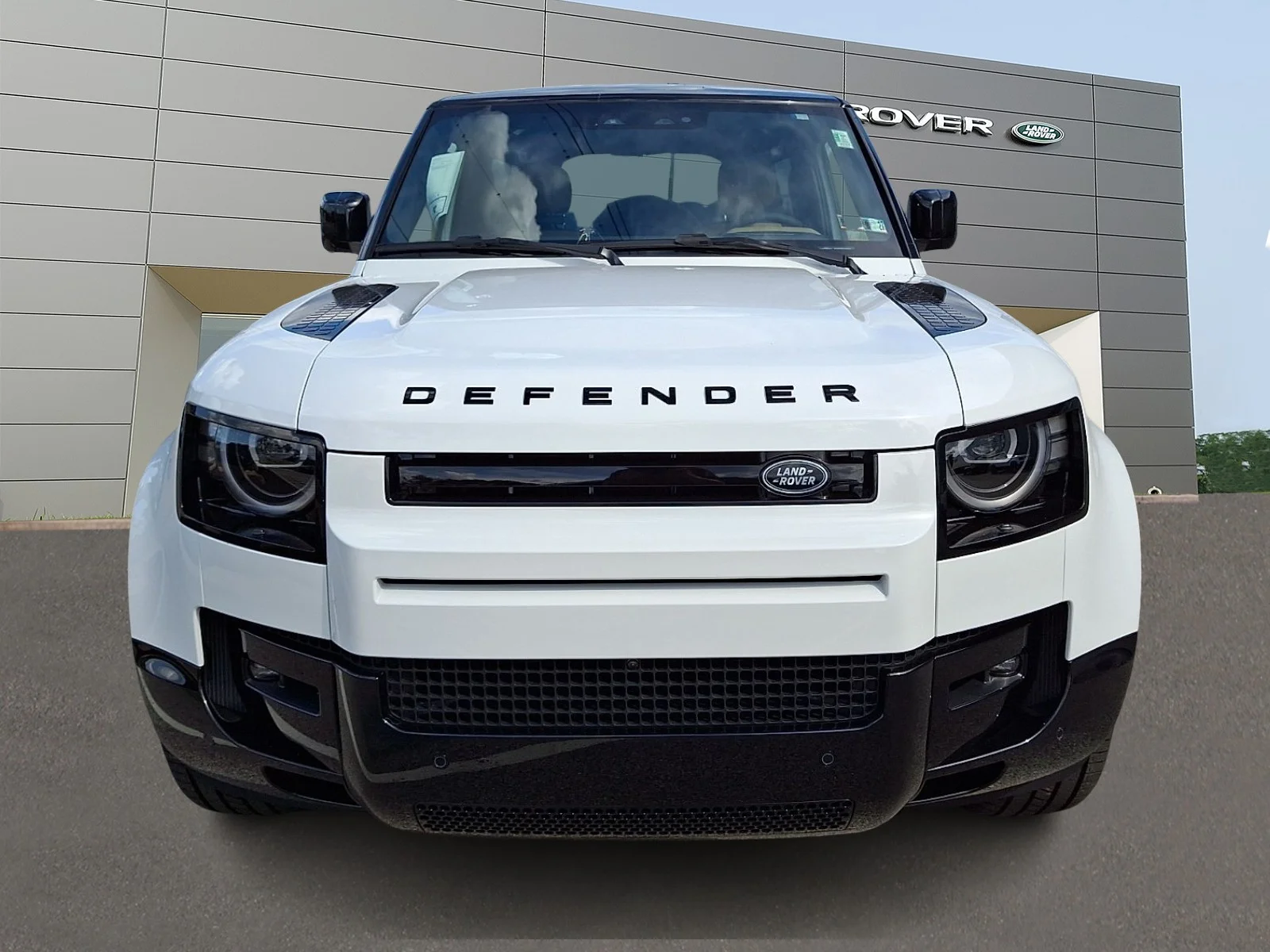 New 2026 Fuji White Land Rover P525 V8 image 6