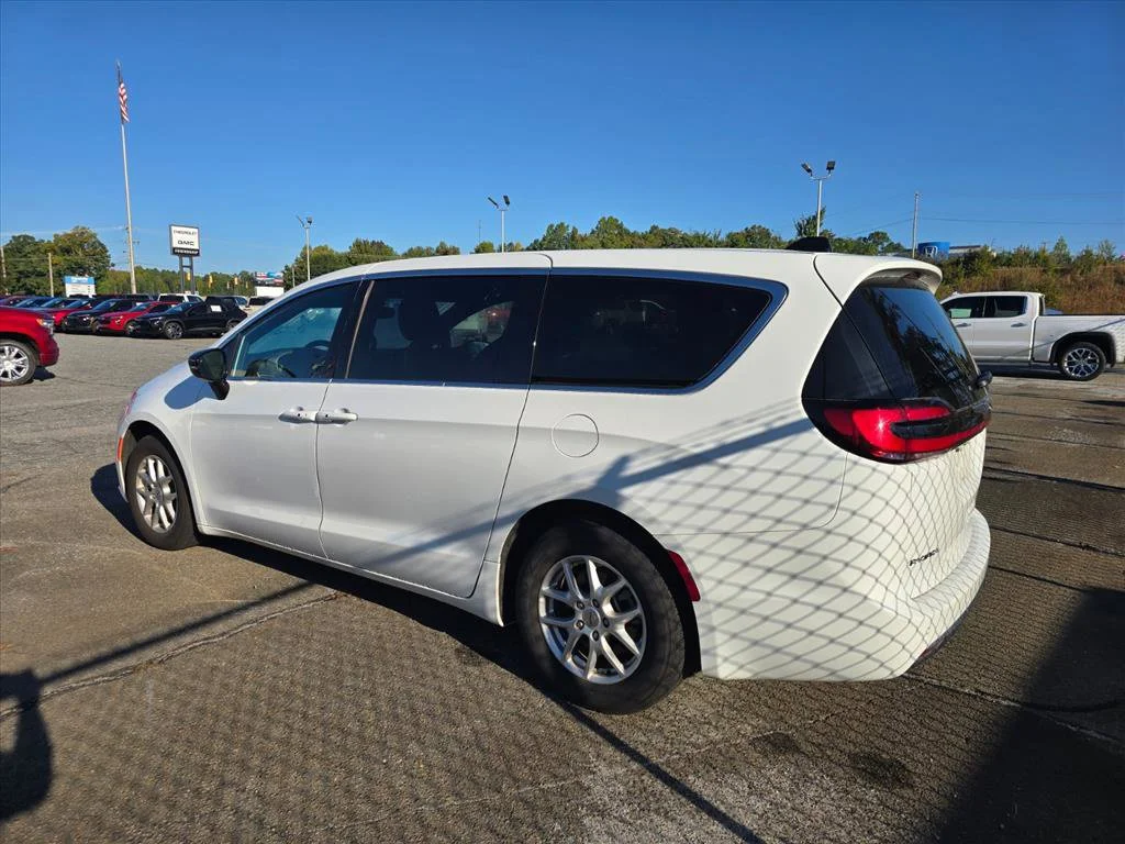 Used 2025 White Chrysler Select image 9