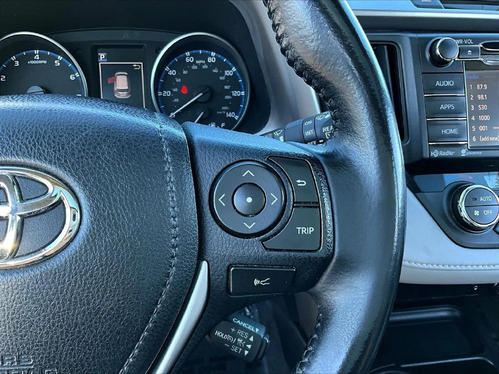 Used 2018 Silver Toyota XLE image 13
