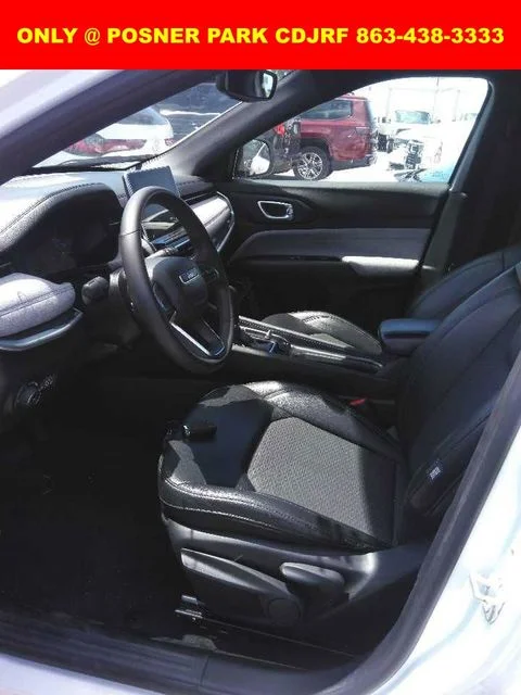 Used 2024 White Jeep Latitude image 4