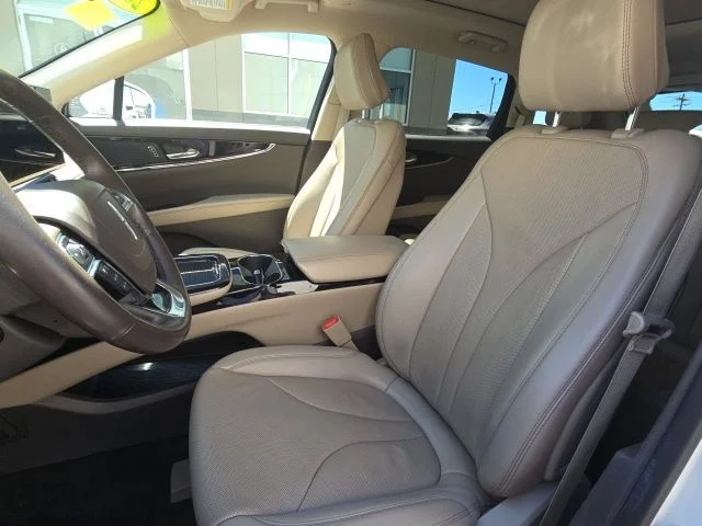 Used 2022 White Lincoln Reserve image 11
