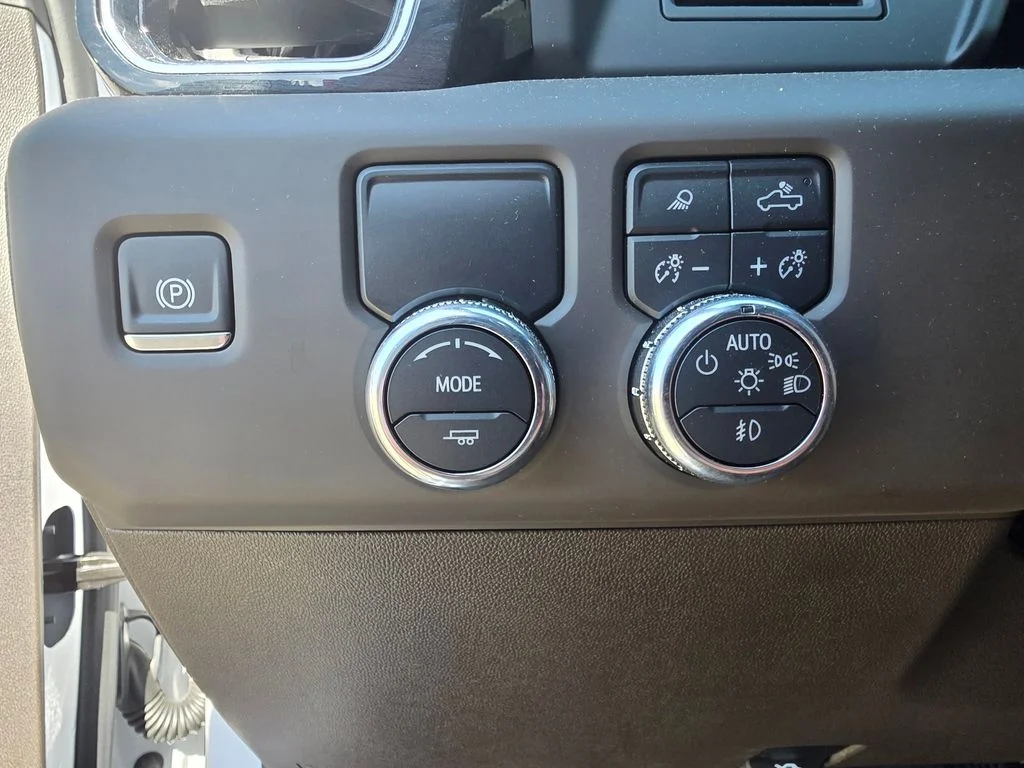 Used 2024 White GMC Denali image 22