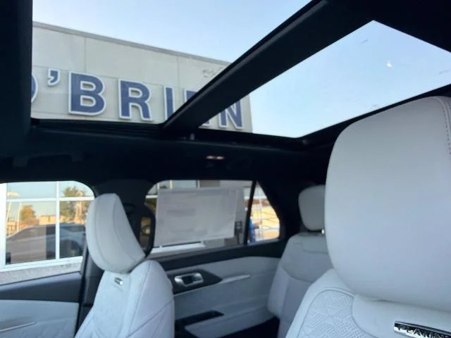 New 2027 Star White Metallic Tri-Coat Ford Platinum™ image 48