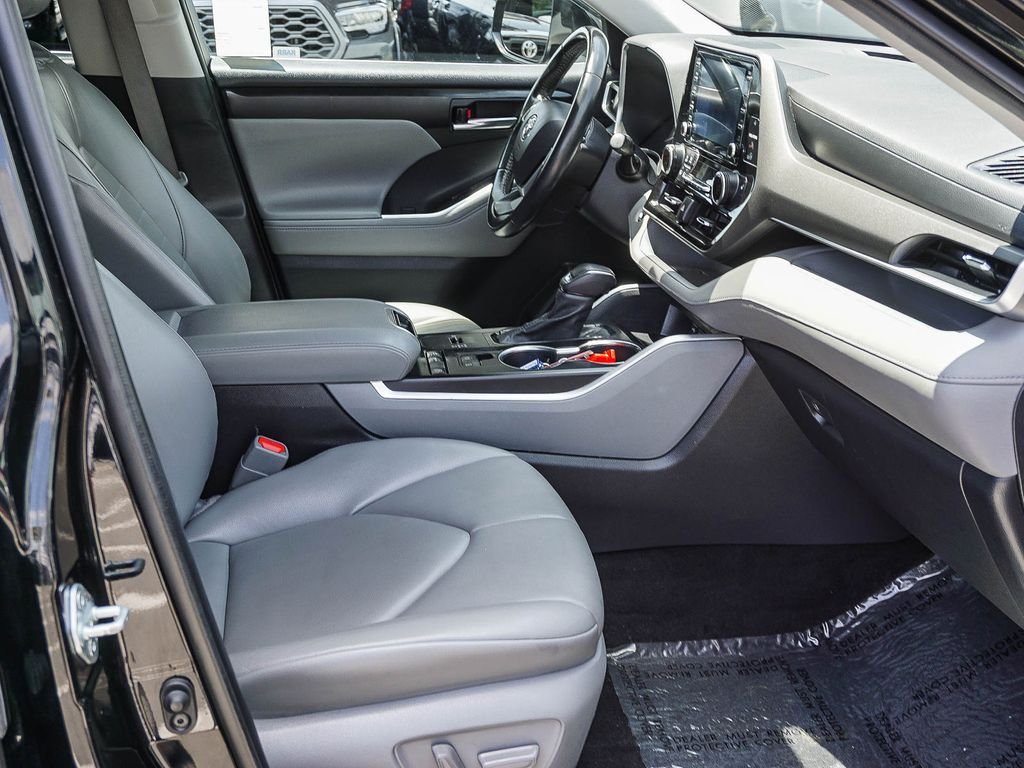 Used 2022 Black Toyota XLE image 12
