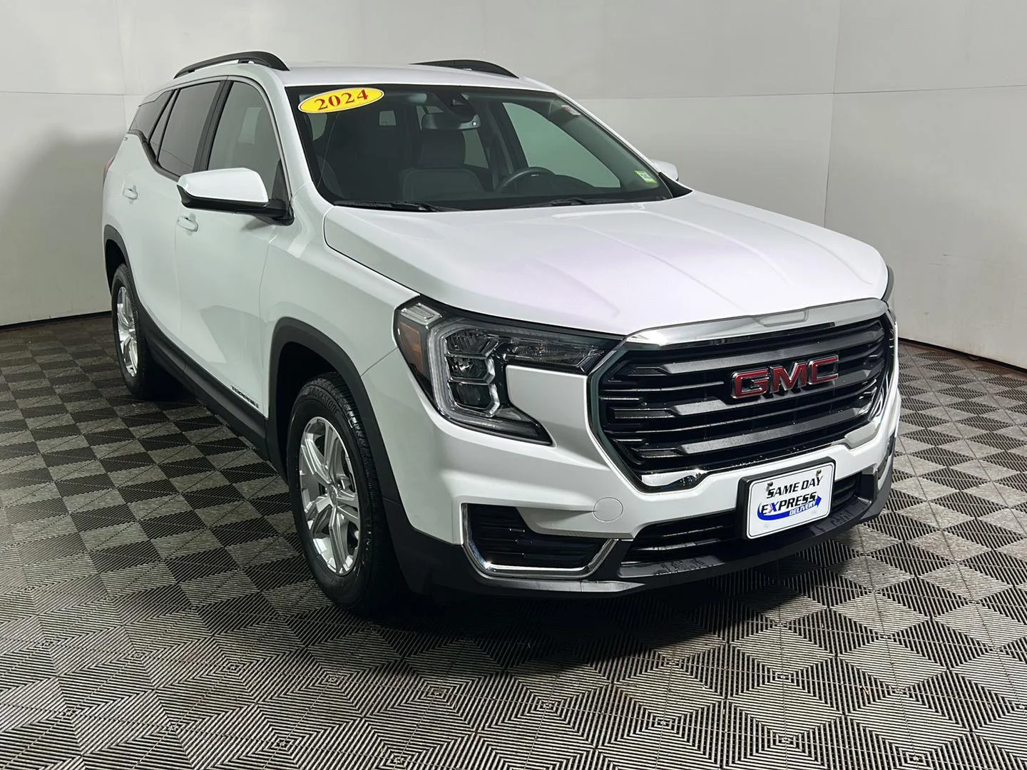 Used 2024 Summit White GMC SLE image 4