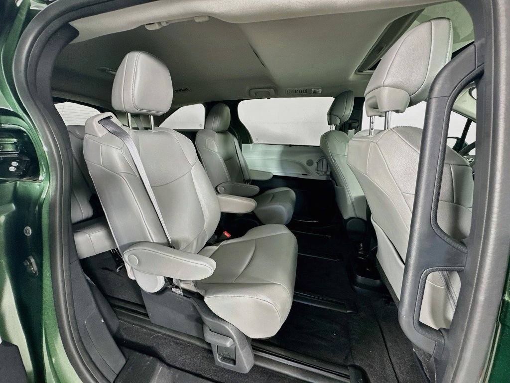 Used 2025  Toyota XLE AWD image 27