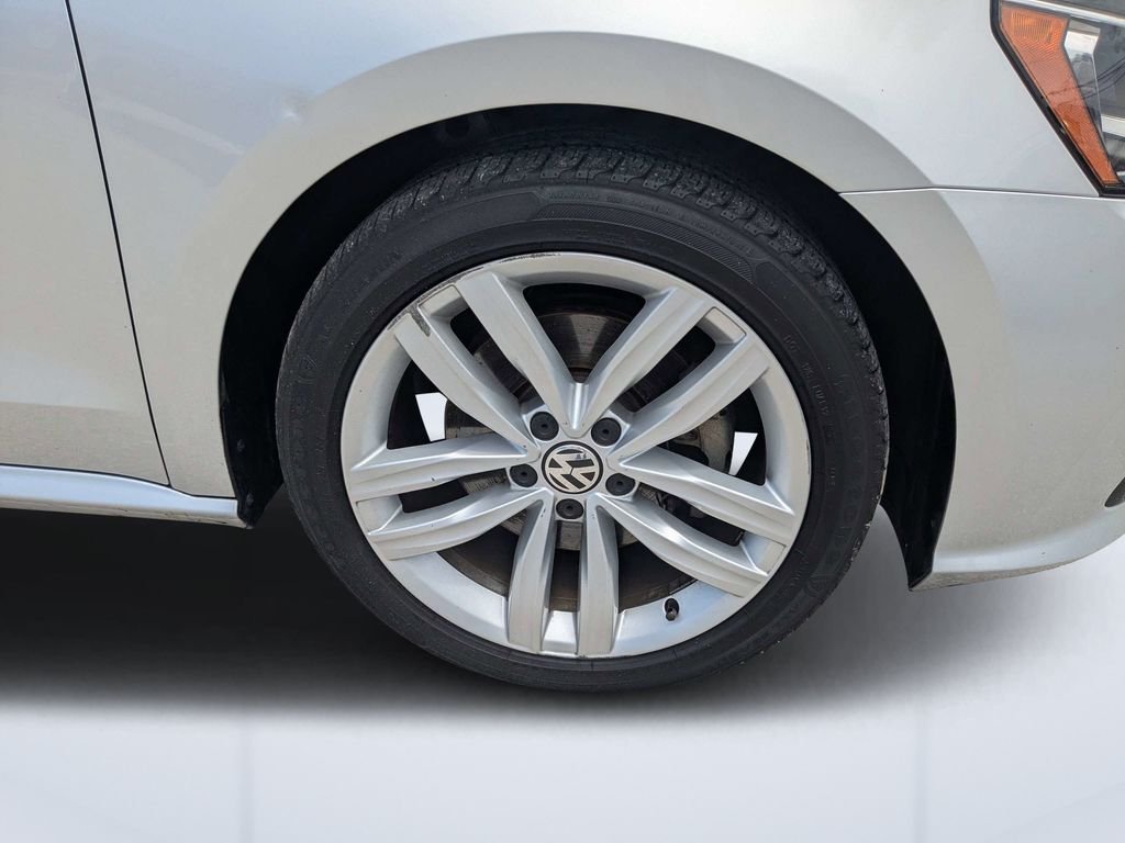 Used 2019 Silver Volkswagen 2.0T Wolfsburg image 10