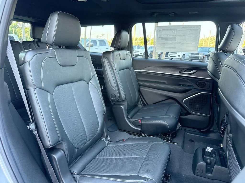 New 2026 Silver Zynith Exterior Paint Jeep Limited image 27