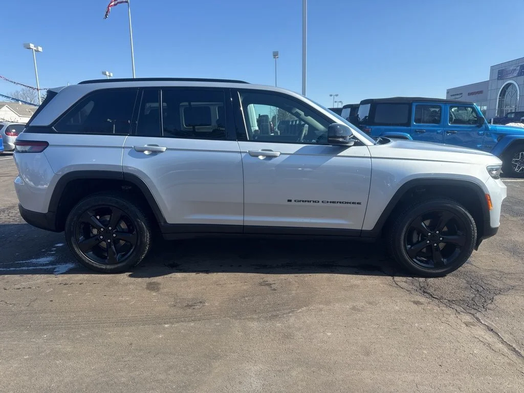 Used 2024 Silver Jeep Altitude image 8