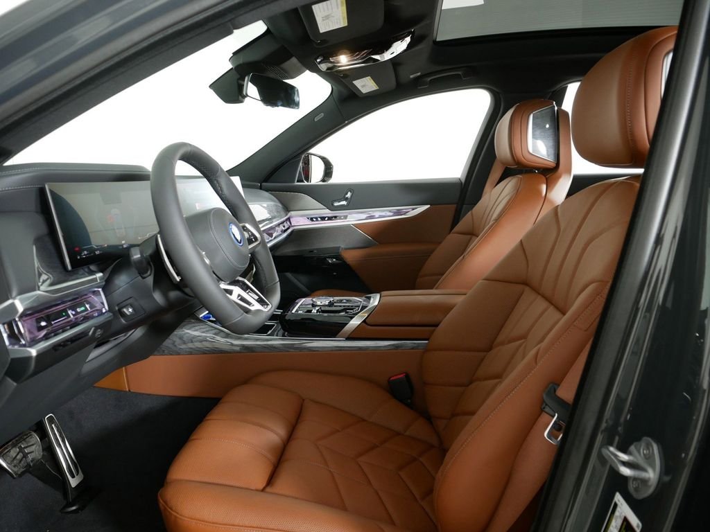 2025 BMW 7 Series 750e - Photo 30
