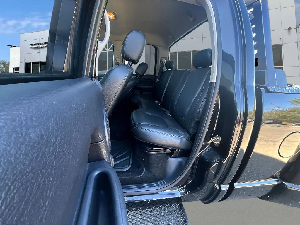Used 2004 Black Dodge SLT image 25