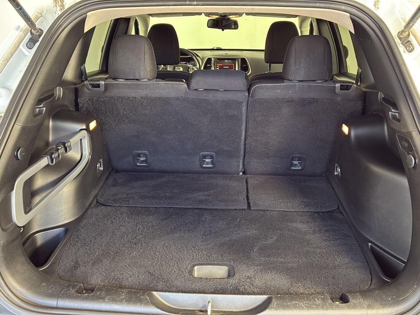 Used 2015 Bright White Clearcoat Jeep Latitude image 8