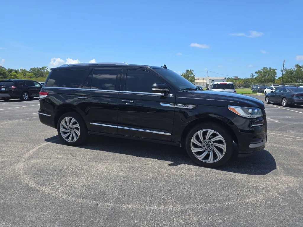 Used 2022 Black Lincoln Reserve image 2