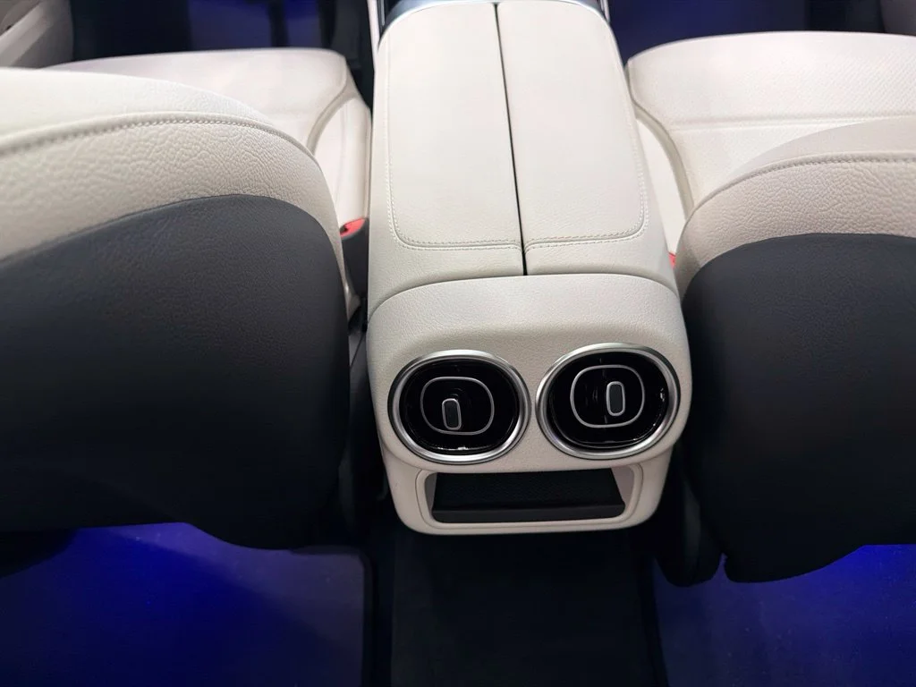 New 2027 White Mercedes-Benz GLC 300 image 24