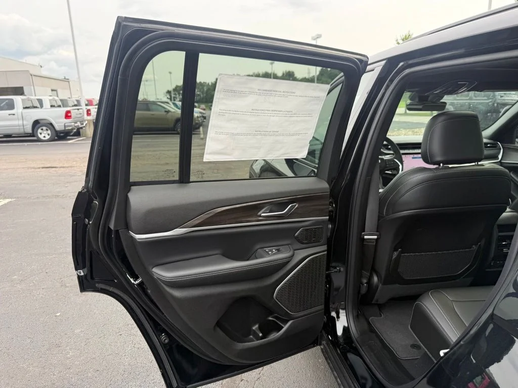 New 2026 Diamond Black Crystal Pearlcoat Jeep Limited image 35