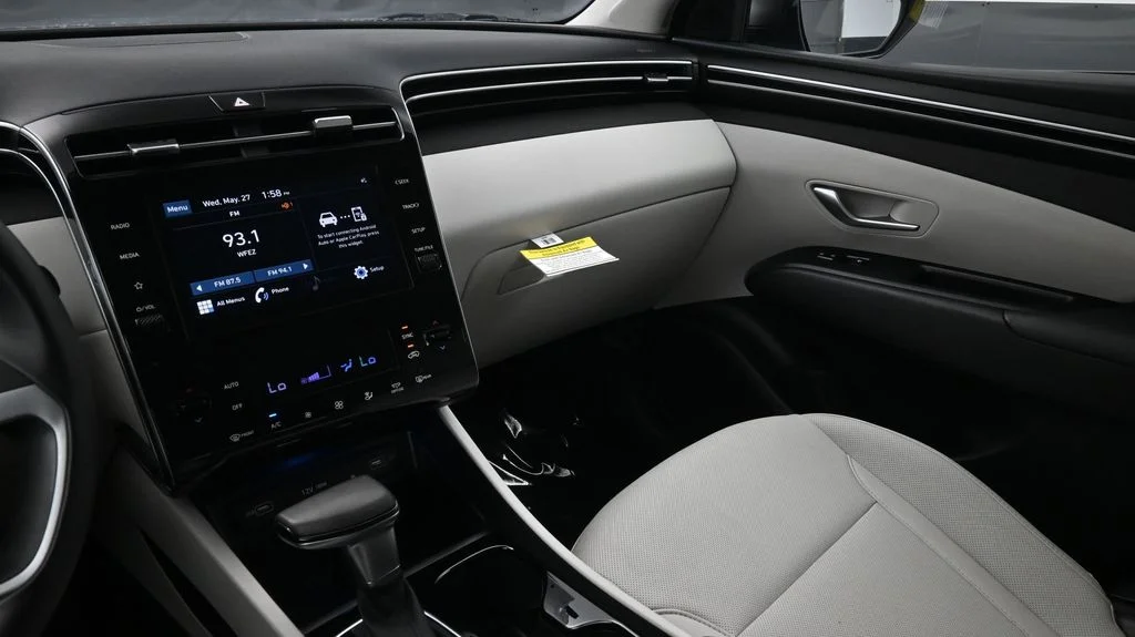 Used 2023 Silver Hyundai SEL image 8