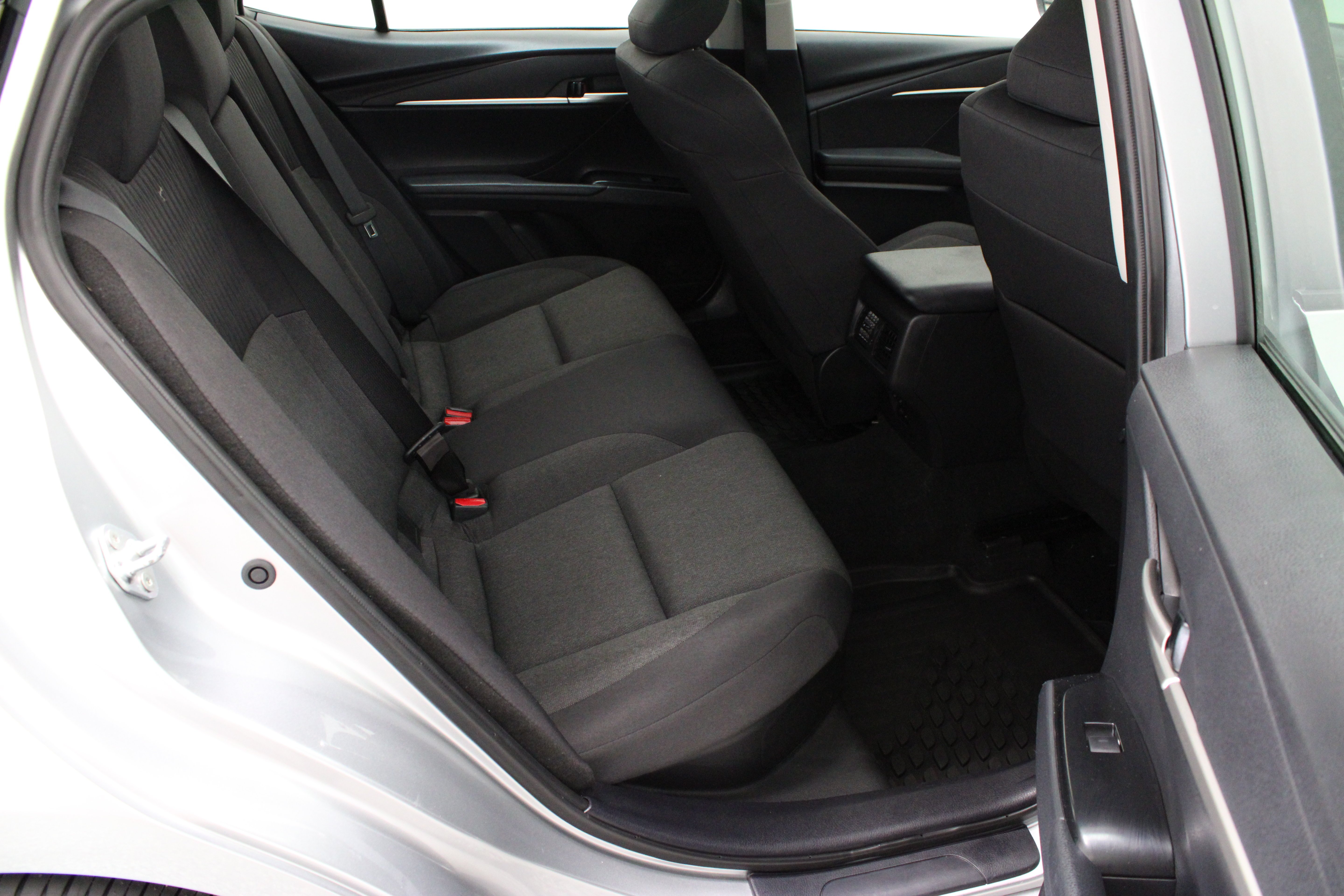 Used 2025 Silver Toyota LE 2.5L/Electric image 33