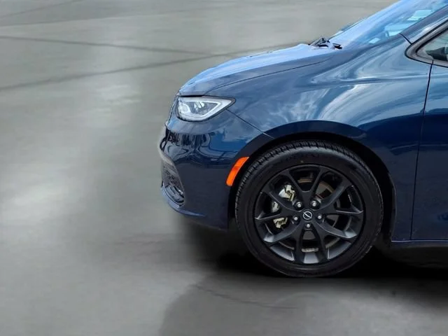 Used 2025 Blue Chrysler Limited image 19