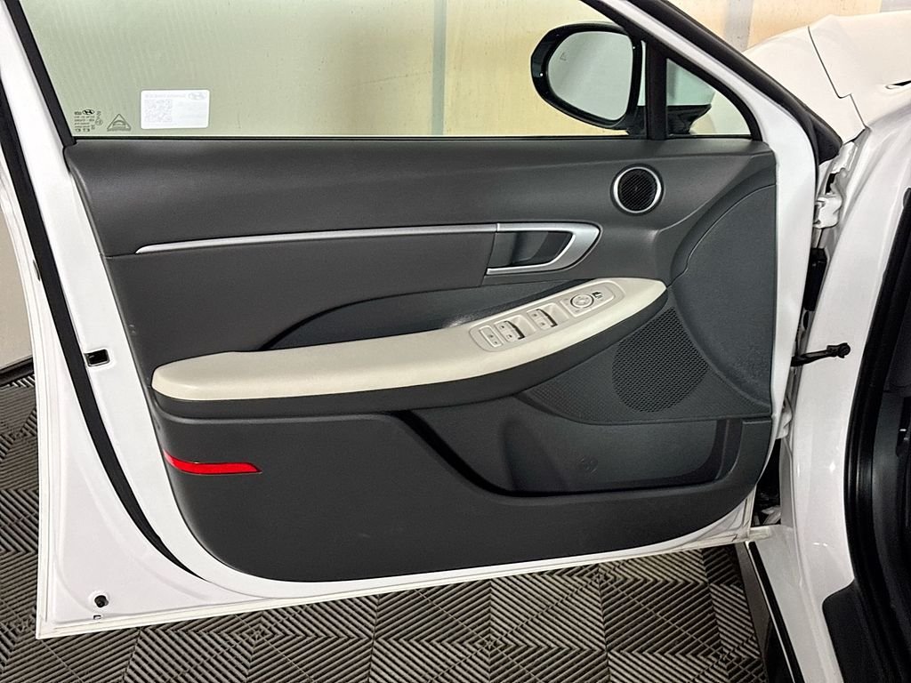 Used 2025 White Hyundai SEL image 10