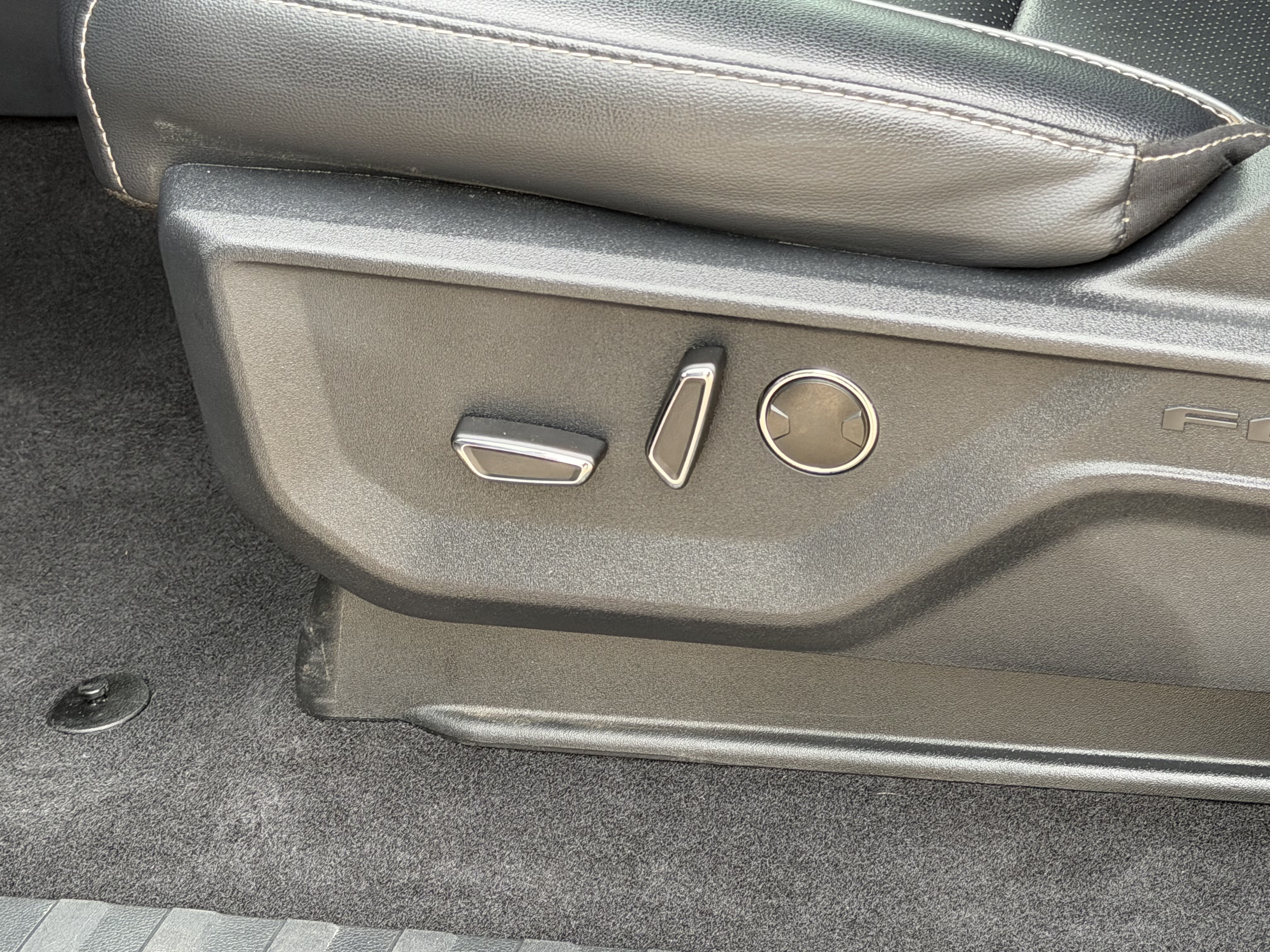 Used 2025 Agate Black Metallic Ford Lariat image 17
