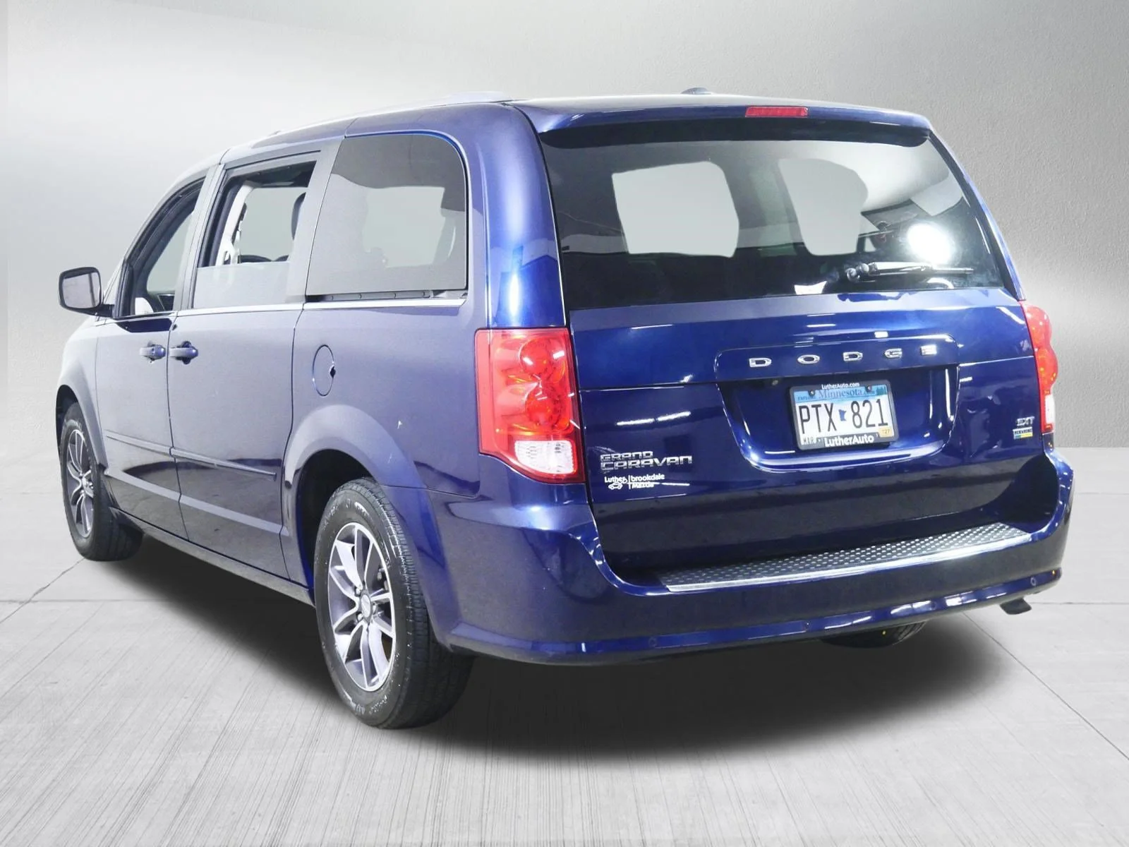 Used 2017 Contusion Blue Pearlcoat Dodge SXT image 5