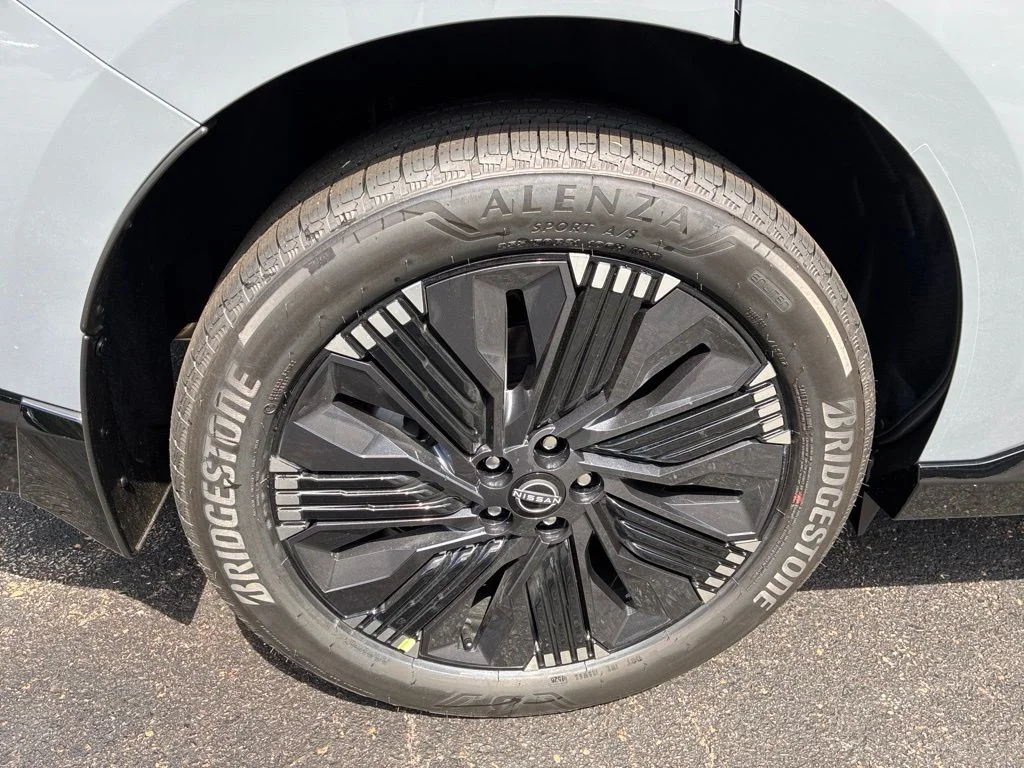 New 2026 Boulder Gray Pearl / Super Black Two-tone Nissan Platinum image 10