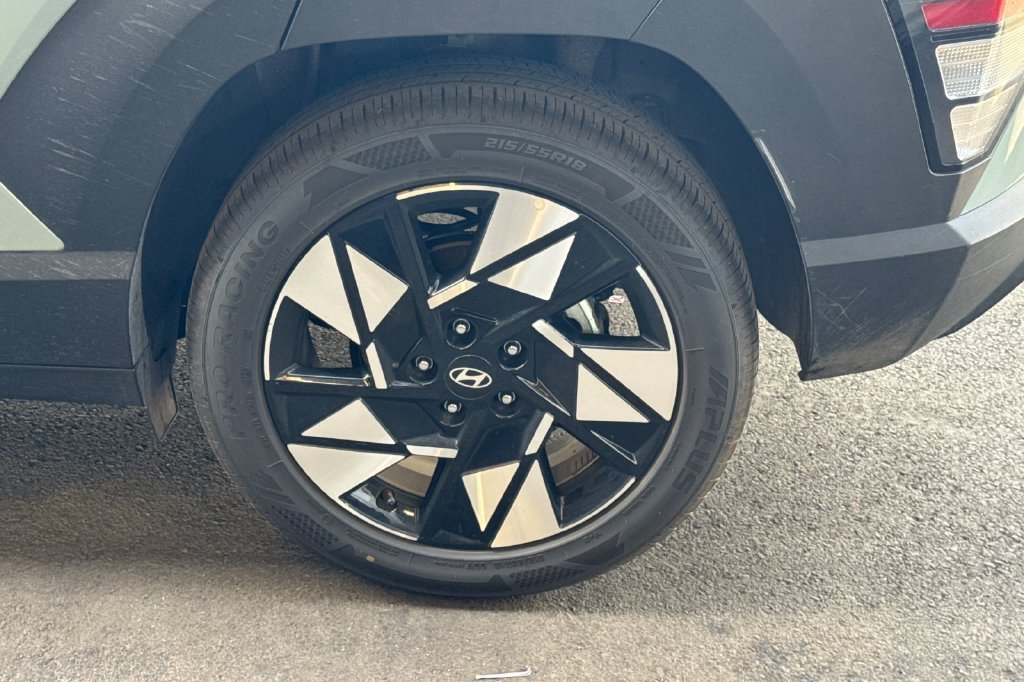 Used 2025 Green Hyundai SEL image 4