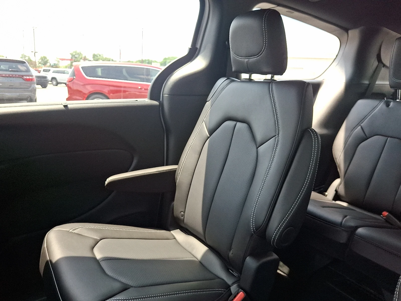 2025 Chrysler Pacifica Select - Photo 13