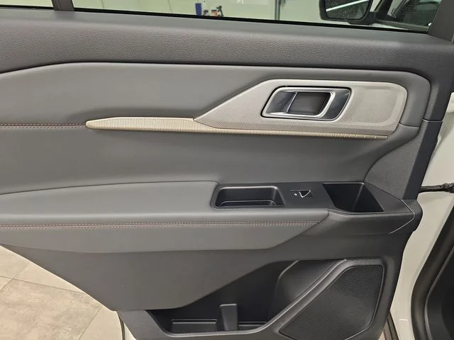 New 2026 Star White Metallic Tri-Coat Ford Active image 22