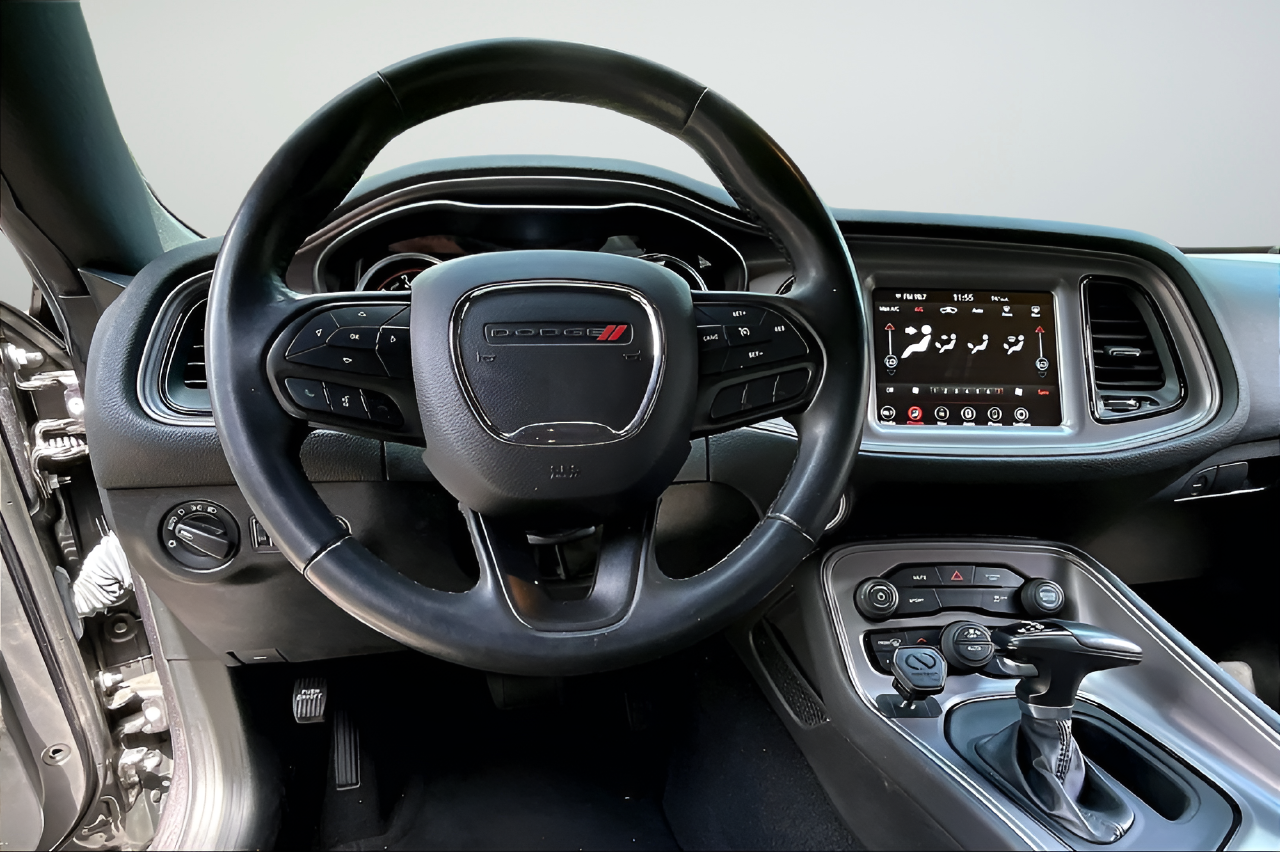 Used 2023 Gray Dodge SXT image 8