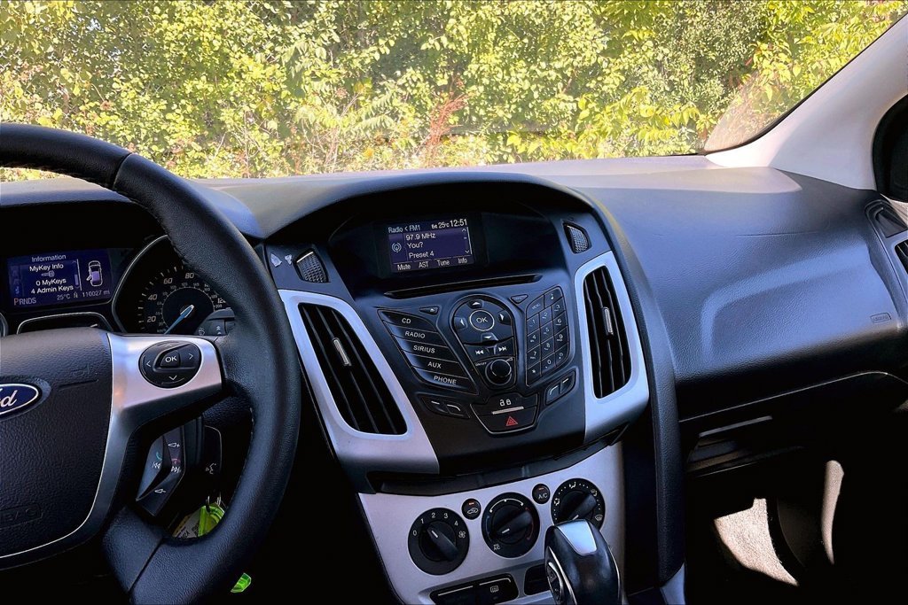 Used 2013 Red Ford SE image 6
