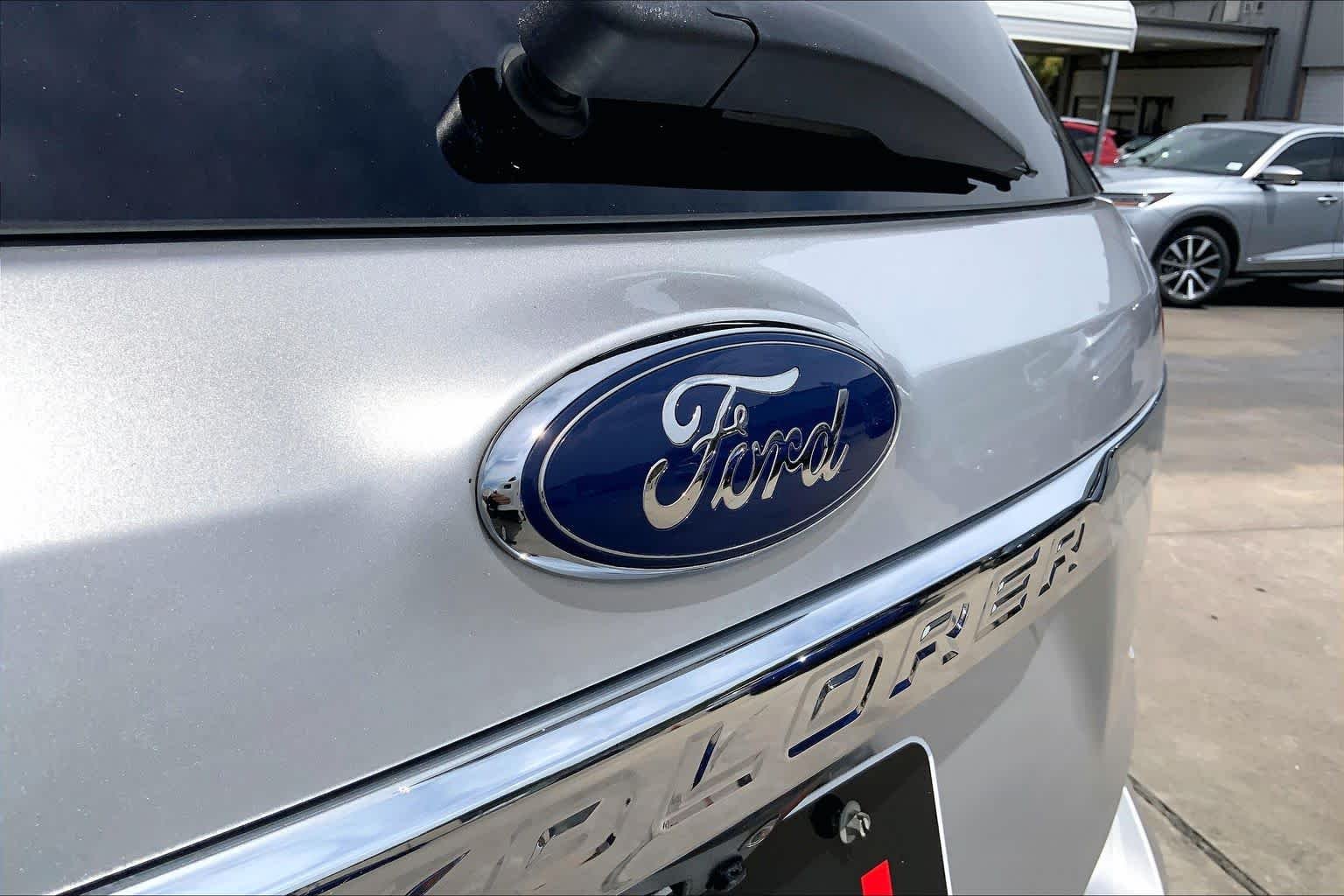 Used 2017 Ingot Silver Metallic Ford Limited image 31