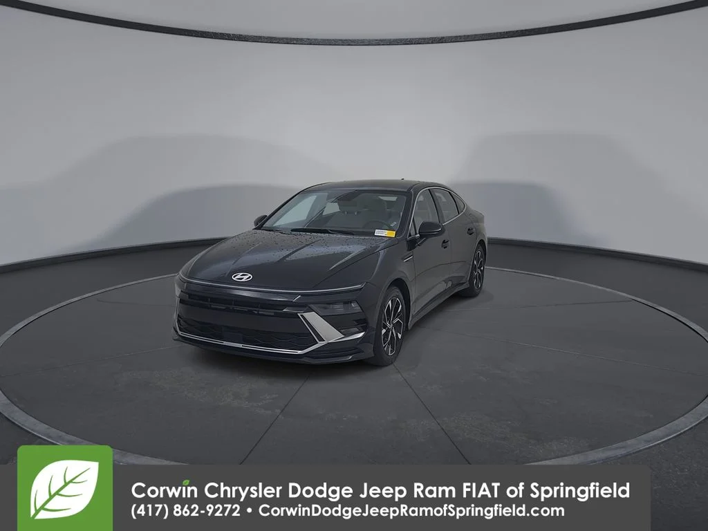 Used 2025 Black Hyundai SEL image 6