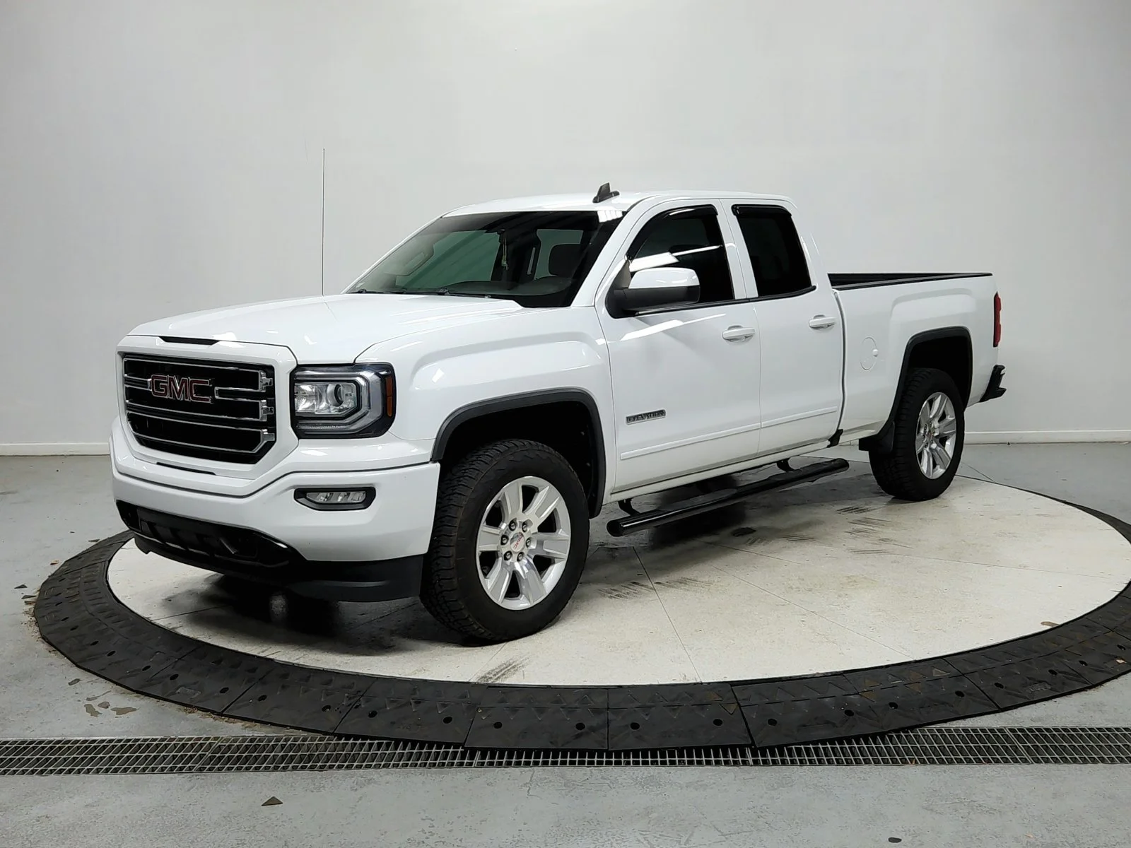 Used 2017 White GMC SLE image 4