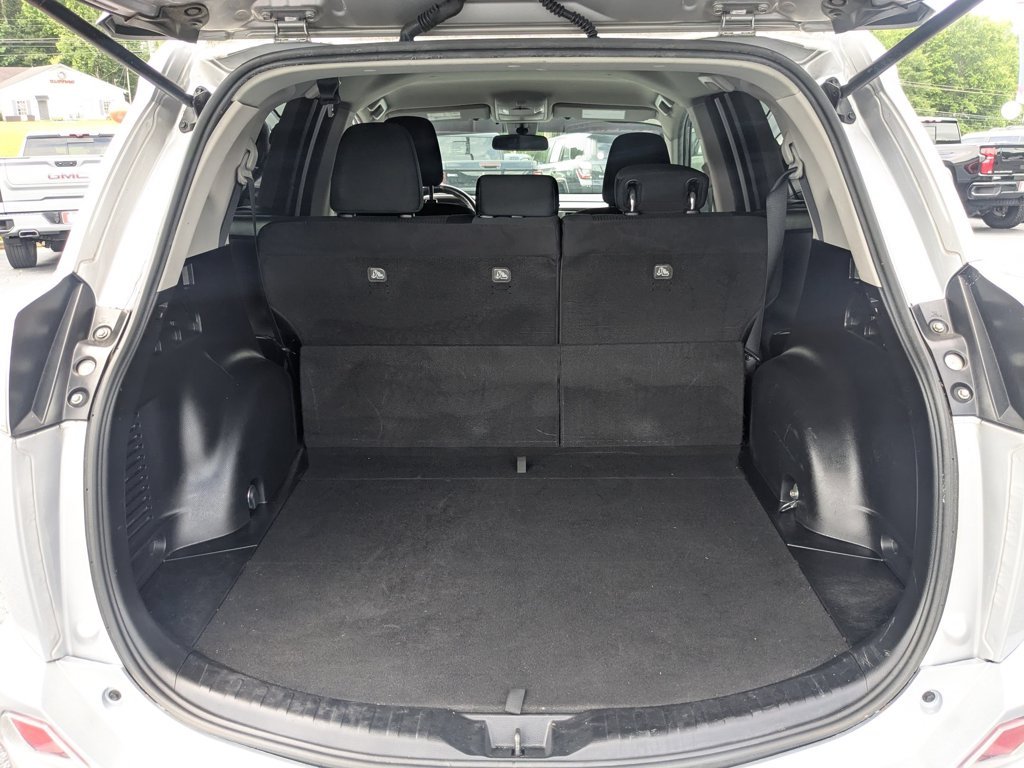 Used 2018  Toyota LE image 23