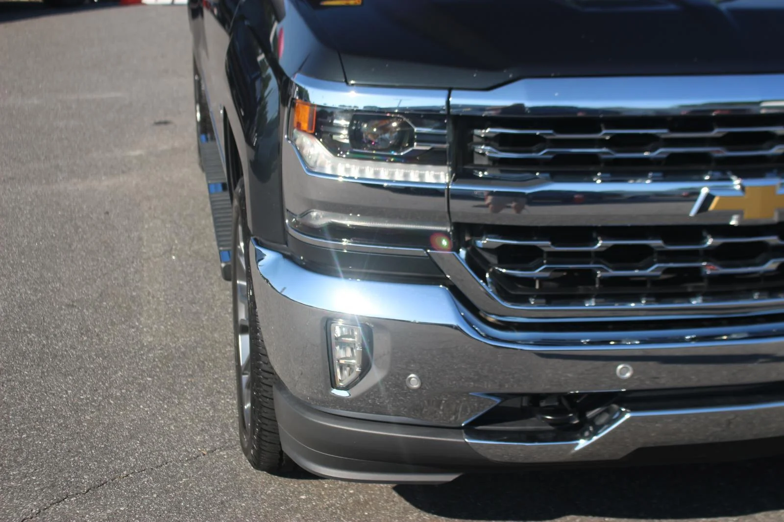 Used 2018 GRAPHITE METALLIC Chevrolet LTZ image 9