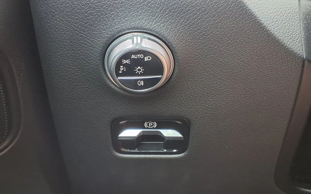 Used 2025 White Mercedes-Benz GLC 300 image 30