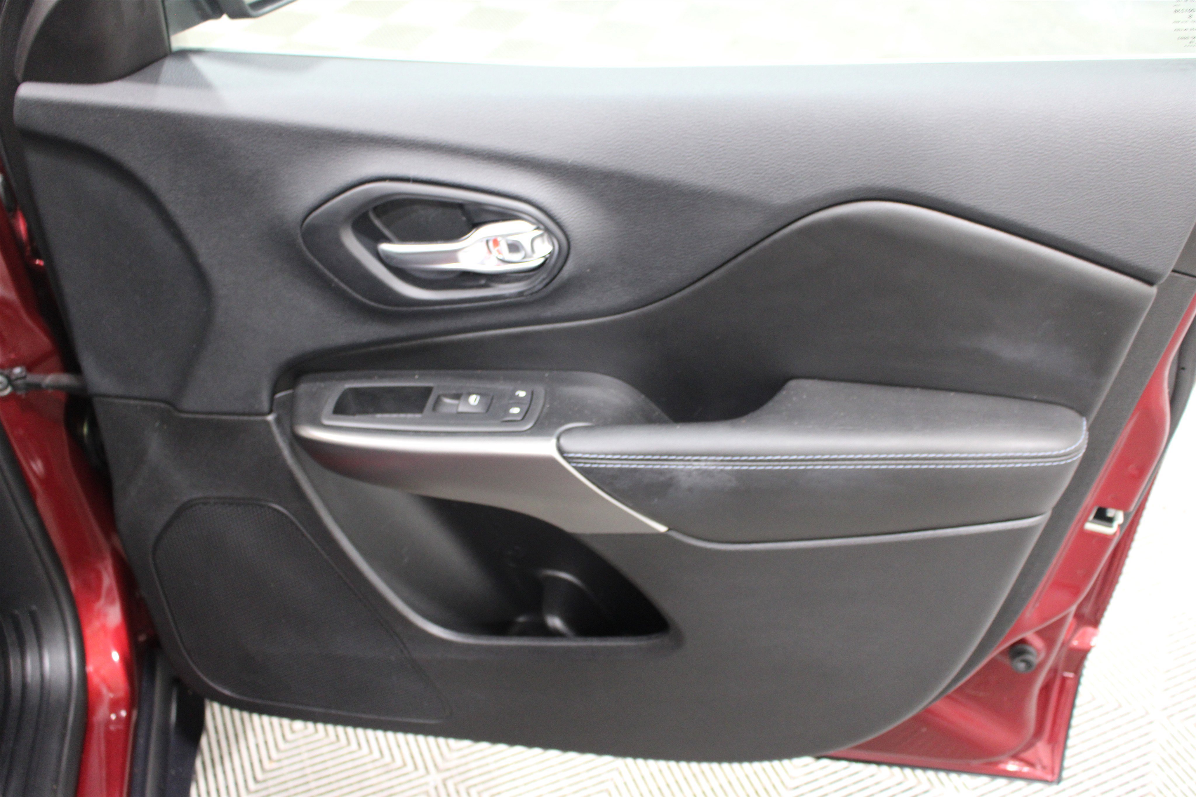 Used 2019 Velvet Red Pearlcoat Jeep Latitude image 24
