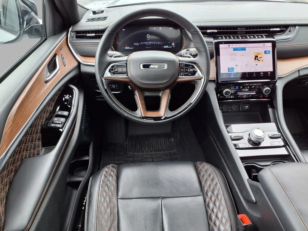 Used 2024 Silver Jeep Summit image 4