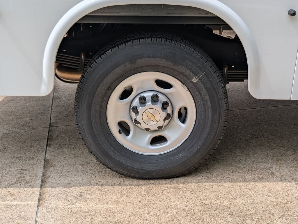 New 2025 Summit White Chevrolet 1WT image 3