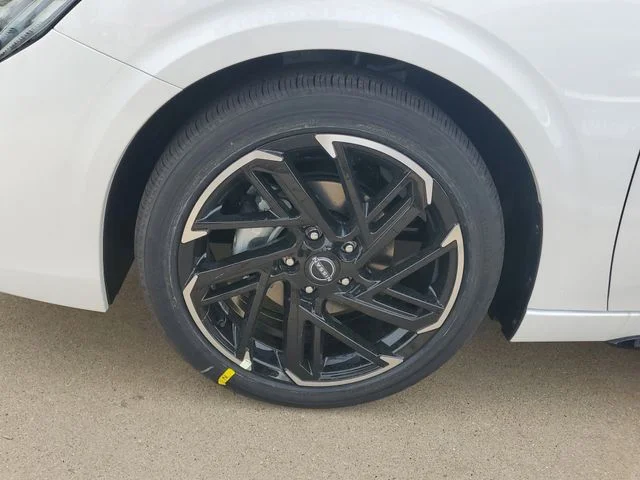 New 2026 Aspen White TriCoat / Super Black Two-tone Nissan SR image 5