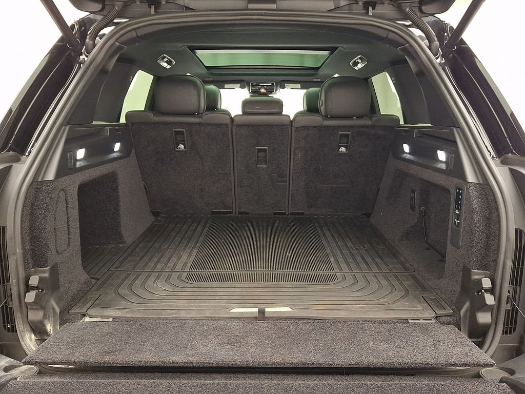 Used 2025  Land Rover SE image 29