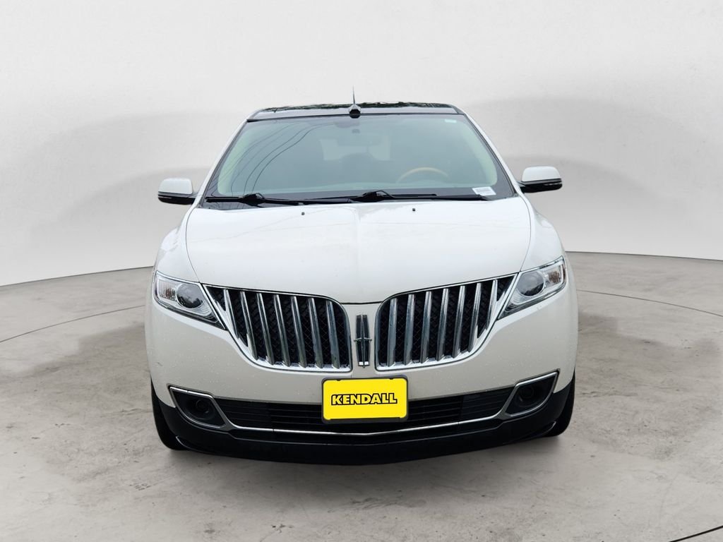 Used 2015 White Lincoln Base image 2