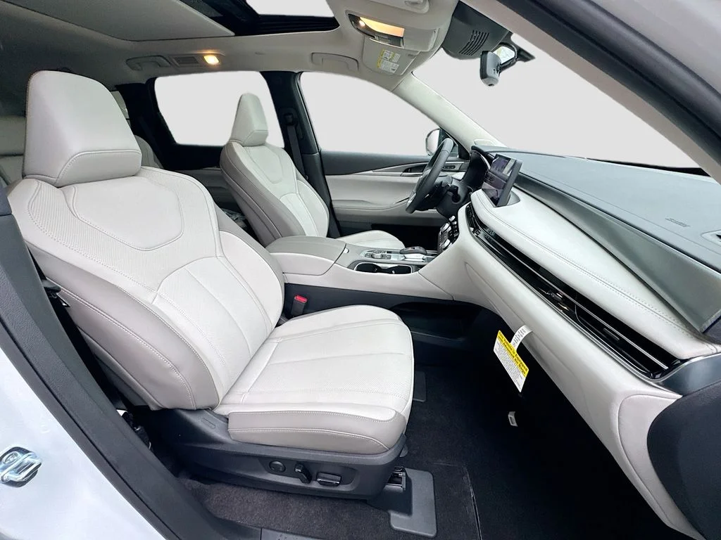 New 2027 RADIANT WHITE INFINITI Luxe FWD image 31