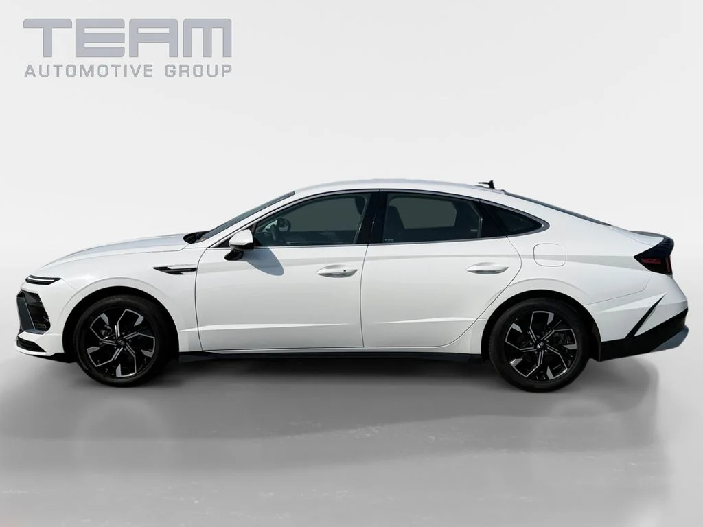 Used 2025 White Hyundai SEL image 4