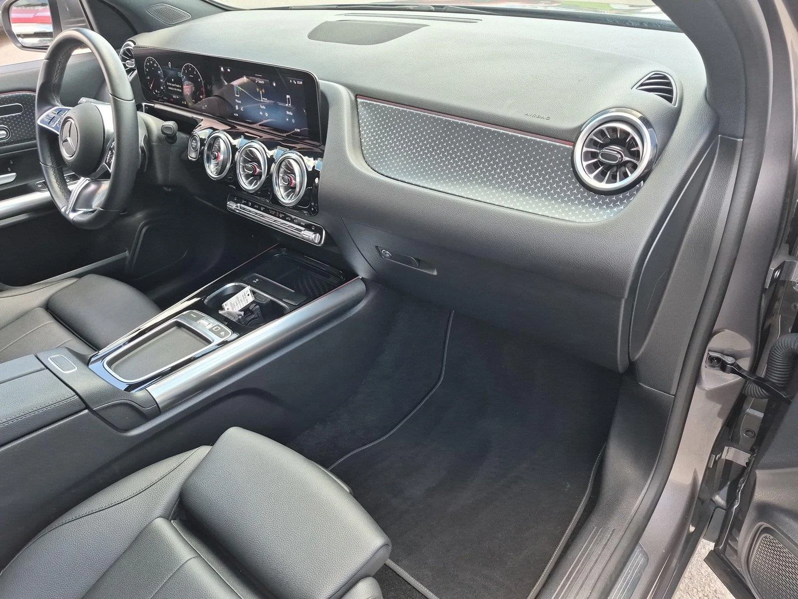 Used 2025 Mountain Grey Metallic Mercedes-Benz GLA 250 image 37