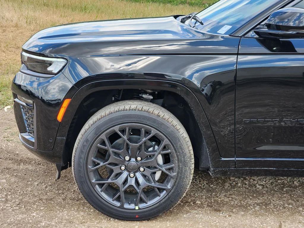 New 2026 Diamond Black Crystal Pearl-Coat Exterior Paint Jeep Summit image 6