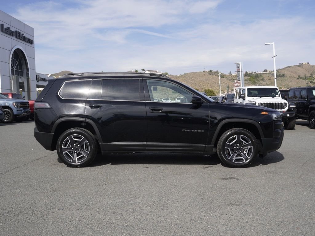 New 2026 Diamond Black Crystal Pearl-Coat Exterior Paint Jeep Limited image 2