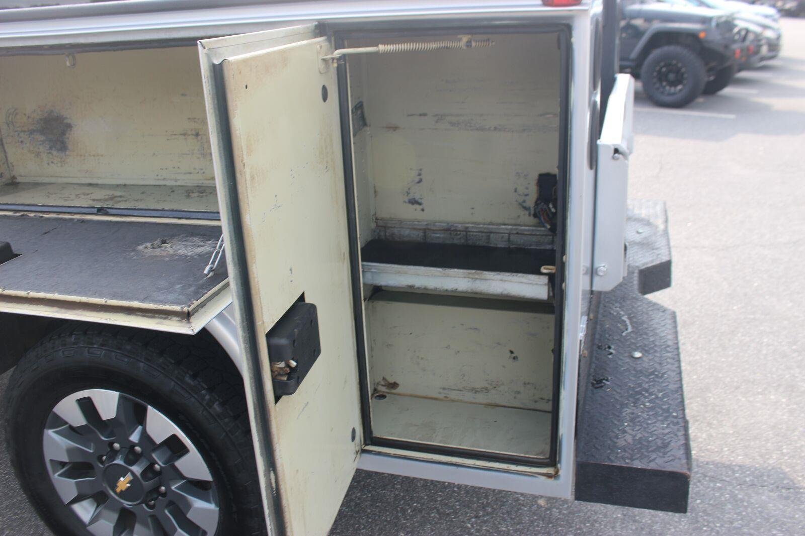 Used 2023 Silver Ice Metallic Chevrolet Custom image 31